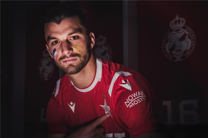Bei seiner Vorstellung posierte Tim Hall noch stolz mit seinem neuen Trikot
