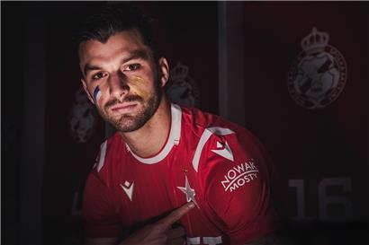 Bei seiner Vorstellung posierte Tim Hall noch stolz mit seinem neuen Trikot
