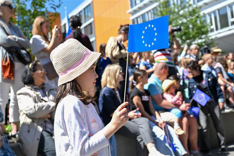 Bei sonnigem Frühlingswetter fand 2024 das Europafest auf Kirchberg statt, in diesem Jahr wird das „Europadorf“ in Echternach errichtet
