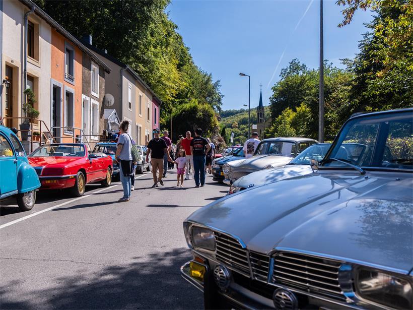 Bei sonnigen 23 Grad strömten Familien, Oldtimerfans und Neugierige durch die Straßen von Lasauvage