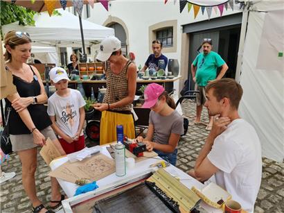 Bei verschiedenen Ständen konnte man sogar selbst Hand anlegen oder den talentierten Kunsthandwerkern bei der Arbeit zuschauen
