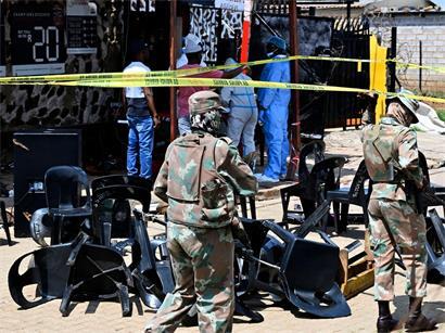 Bei zwei schweren Angriffen mit Schusswaffen sind in Südafrika binnen weniger Stunden insgesamt 27 Menschen getötet worden