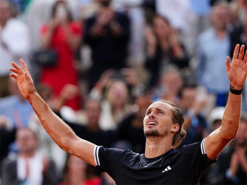 Alexander Zverev gewinnt beim 41. Anlauf seinen ersten Grand-Slam-Titel im Tennisjubel auf dem Platz