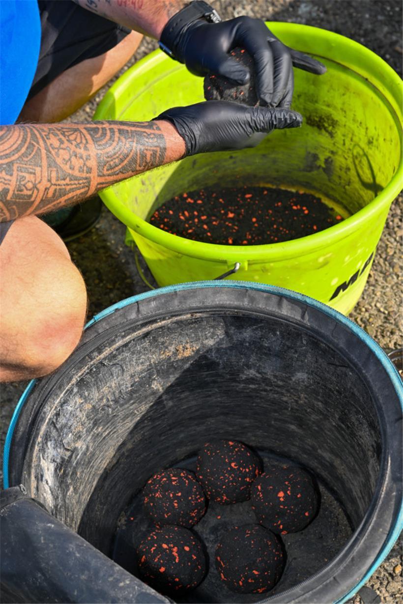 Beim Anfüttern setzt jeder Sportfischer auf seine eigene Mischung
