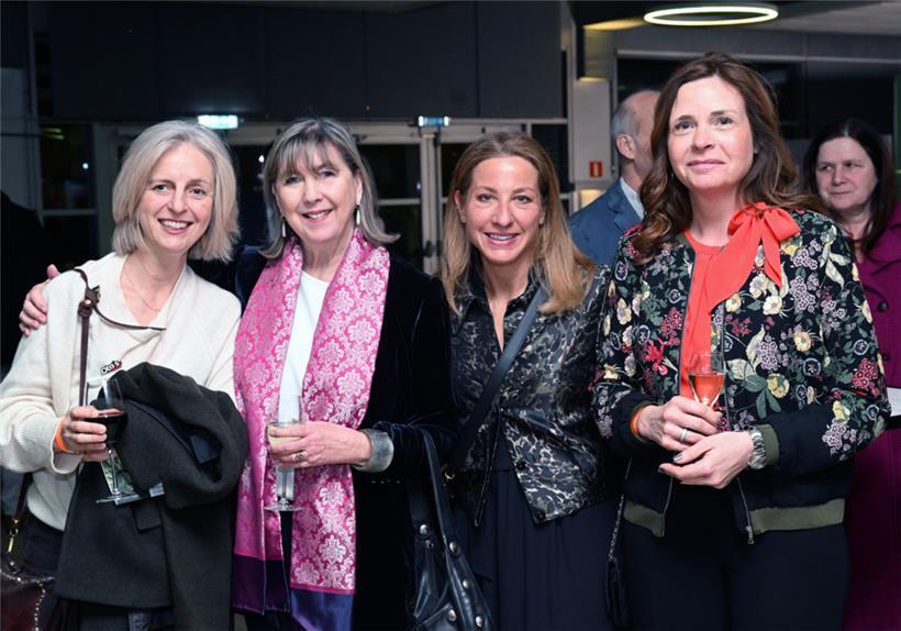 Beim Auftakt waren etliche bekannte Gesichter und viel Politikprominenz zu sehen...