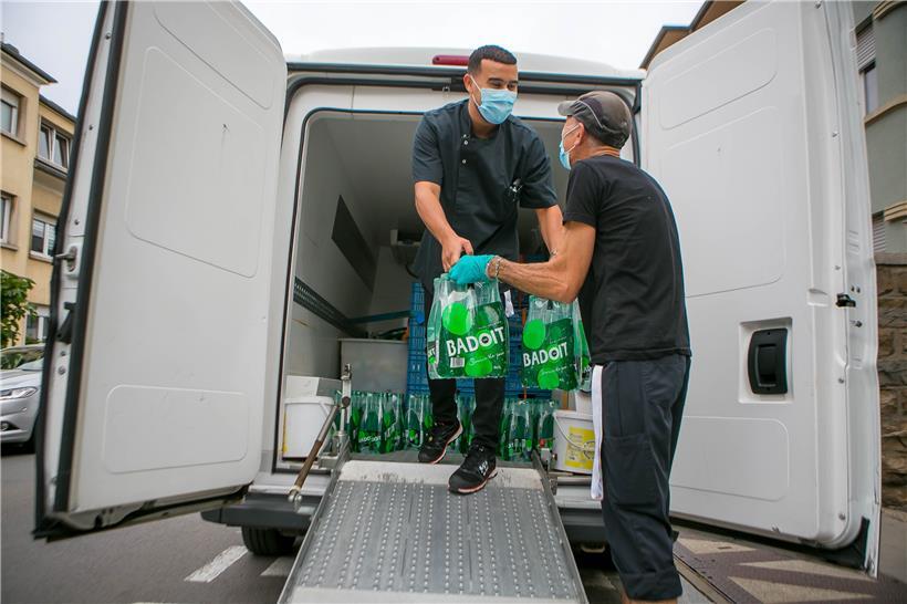 Beim Ausladen muss jeder mit anpacken
