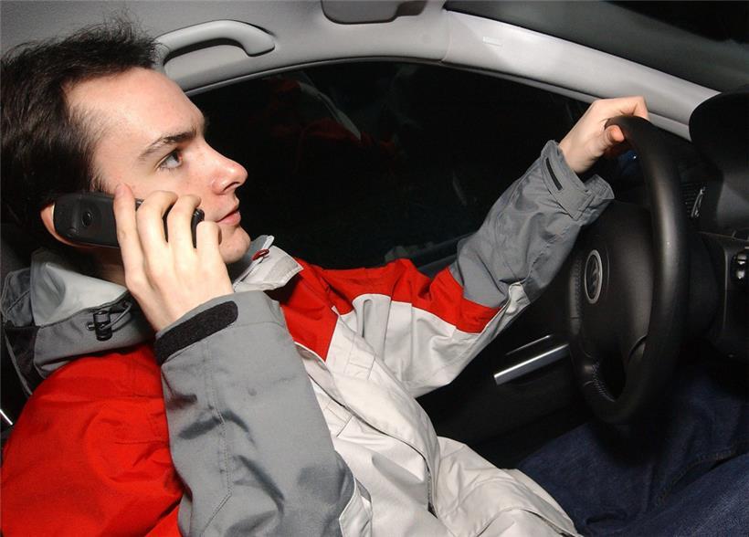 Beim Autofahren kann ein Griff zum Handy schnell teuer werden – gefährlich ist es ohnehin
