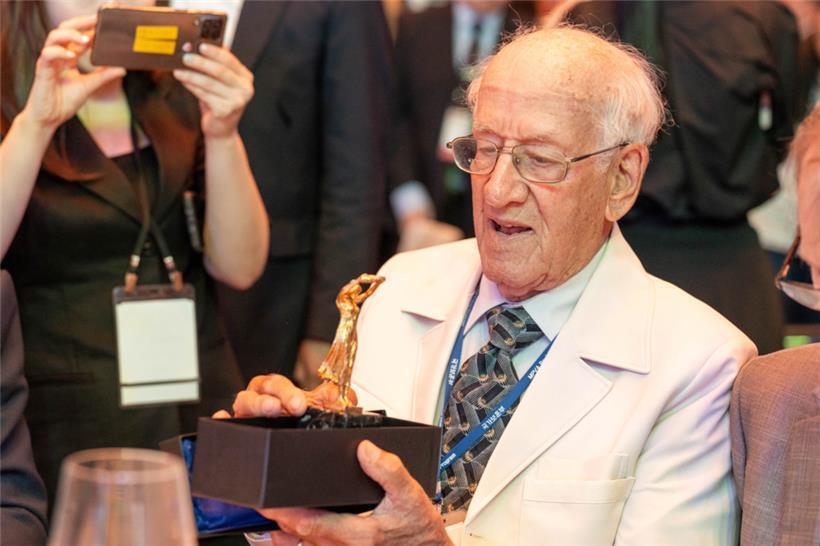 Beim Bankett am Mittwochabend bekam Luxemburgs Korea-Veteran Léon Moyen von Xavi...