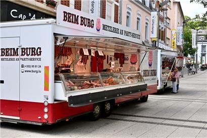 Beim Besuch auf dem Wochenmarkt in der Differdinger Avenue de la Liberté trifft man vor allem ältere Menschen, die regelmäßig hier einkaufen – eine Tradition, die ausstirbt?
