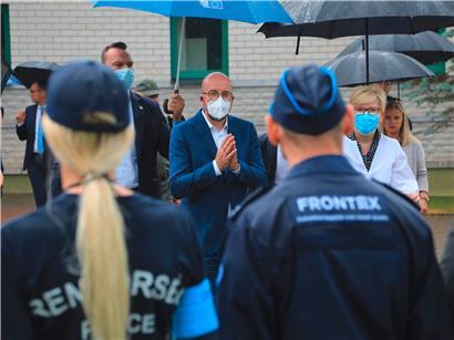 Beim Besuch des Präsidenten des Europäischen Rates, Charles Michel, an der Grenze zu Belarus am 6. Juli waren bereits die ersten Frontex-Beamten in Litauen angekommen
