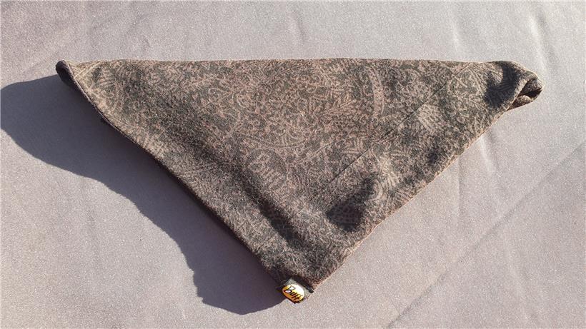 Beim Buff handelt es sich um ein multifunktionales Schlauchtuch, das am besten in doppelter Faltung angelegt werden soll
