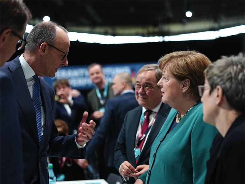 Bundeskanzler Merz und Ex-Kanzlerin Angela Merkel beim CDU-Bundesparteitag im Februar im Gespräch