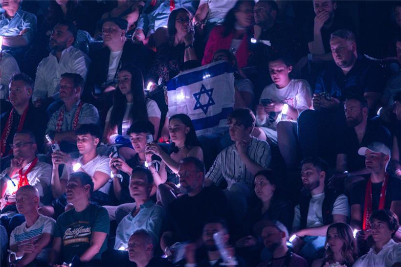 Beim ESC in diesem Jahr in der Schweiz hat Israel mitgemacht – Fans hielten beim Auftritt von Yuval Raphael beim zweiten Halbfinale israelische Fahnen hoch
