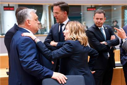 Beim EU-Sondergipfel im April: Die italienische Regierungschefin Giorgia Meloni (M.) redet auf ihren ungarischen Amtskollegen Viktor Orban (l.) ein, während neben ihnen der Niederländer Mark Rutte steht, dem der Ungar die Zustimmung als nächster NATO-Generalsekretär verweigert 
