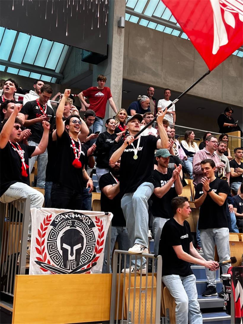 Beim Espoirs-Finale der Sparta gab Philippe Arendt (mit Fahne) auf der Tribüne alles 
