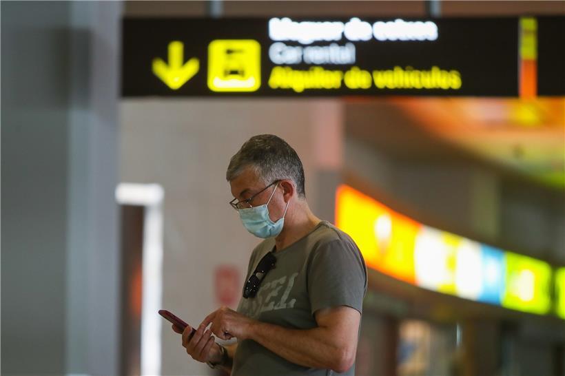 Beim Fliegen müssen sich Passagiere darauf einstellen, eine Maske zu tragen
