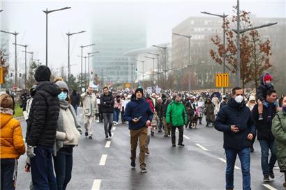 Beim Gegenprotest soll der Weg der „Marche blanche“-Demonstranten für einige Minuten friedlich blockiert werden
