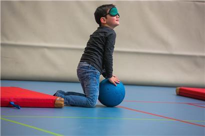 Beim „Goalball“ müssen die Kinder sich auf das Geräusch konzentrieren, das der Ball beim Rollen macht
