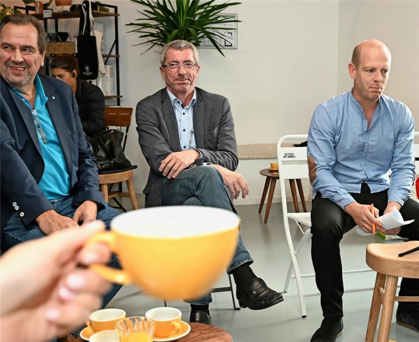 Beim „Kaffisgespréich“ pflückt Fokus-Präsident Marc Ruppert (r.) in Anwesenheit von Parteisprecher Frank Engel (M.) Luxemburgs Bildungs- und Familienpolitik auseinander
