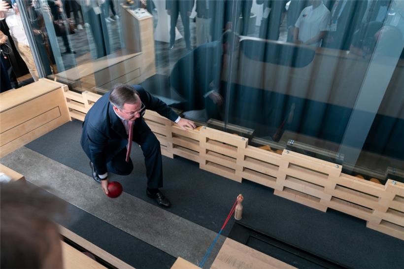 Beim Kegeln stellte Guillaume seinen Sportsgeist unter Beweis