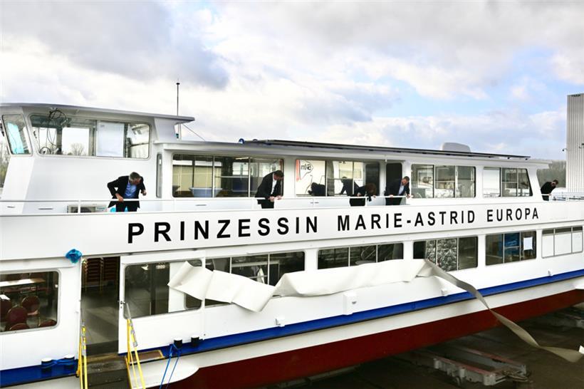 Beim Ortsbesuch in der Werft am Rhein nahe Bonn wird auch der neue Name enthüllt
