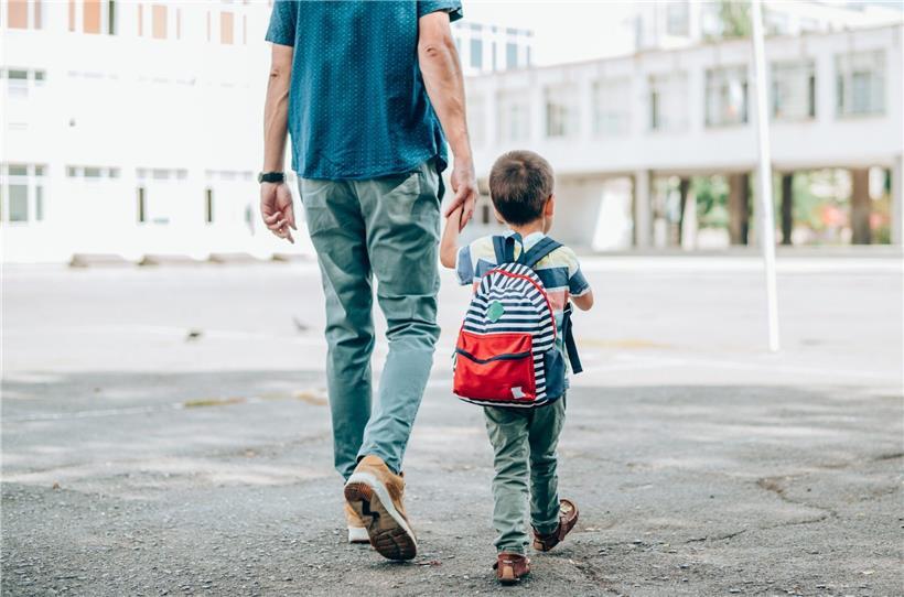 Beim Pedibus werden die Kinder zu Fuß zur Schule gebracht, allerdings in einer Gruppe
