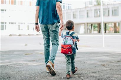 Beim Pedibus werden die Kinder zu Fuß zur Schule gebracht, allerdings in einer Gruppe
