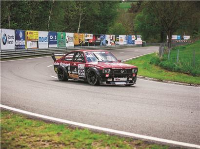 Rennwagen erreicht auf der Strecke eine Spitzengeschwindigkeit von 235 km/h bei Motorsport-Rennen