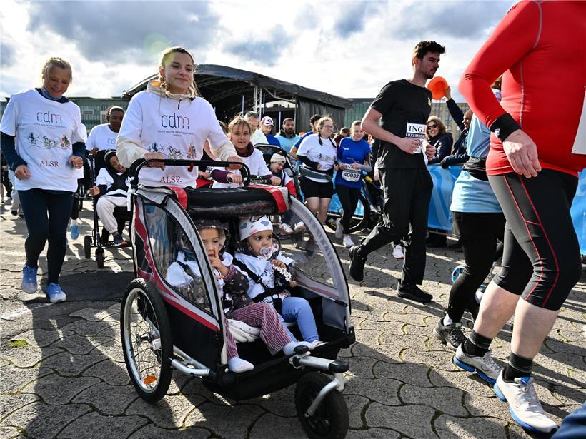 Kleine Kinder im Kinderwagen beim Roll & Rund Event auf dem Glacis, familienfreundliche Outdoor-Aktivität