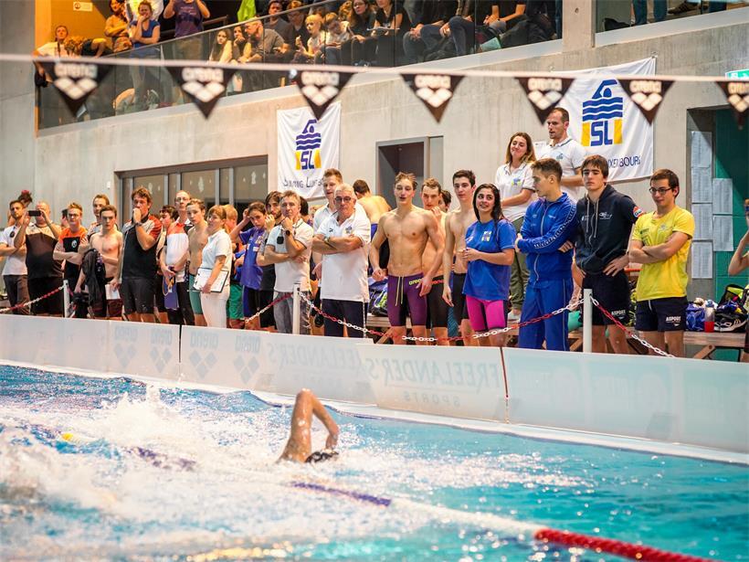 Schwimmer von Swimming Luxembourg beim Training im Hallenbad, Symbol für Erfolg im Schwimmsport