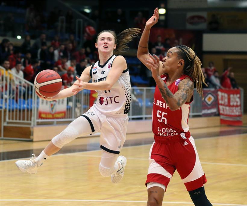 Beim T71 Düdelingen (Cahtrine Mreches, in Weiß) hätte man sich über den „Congé sportif“ für die neue EuroCup-Saison im Herbst gefreut
