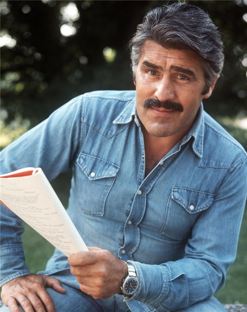 Person liest Text zum Film „Fedora“ (1978) von Billy Wilder zum besseren Verständnis