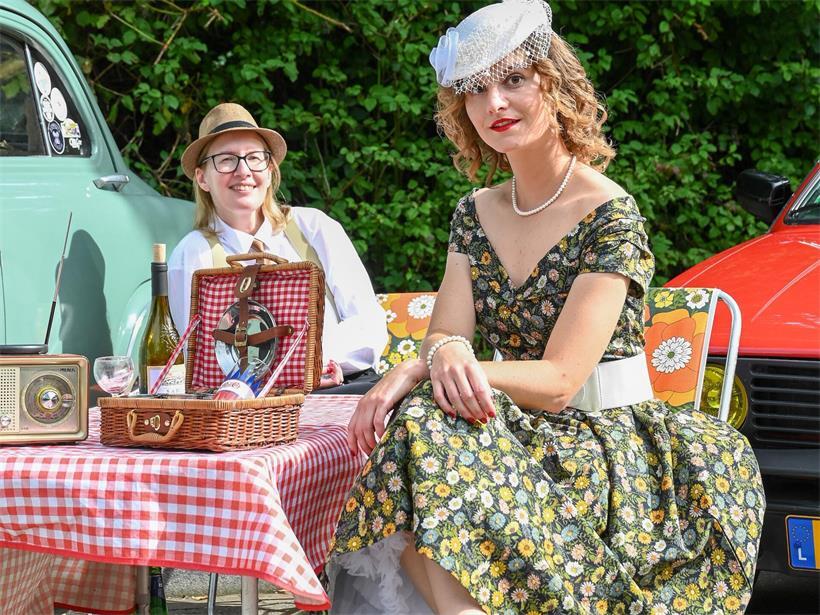 Beim Wettbewerb „Dress like a Lady“ präsentieren sich die Damen passend zu Fahrzeug und Epoche
