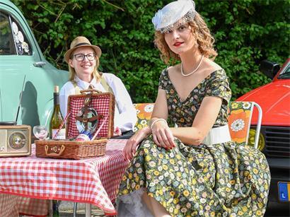 Beim Wettbewerb „Dress like a Lady“ präsentieren sich die Damen passend zu Fahrzeug und Epoche