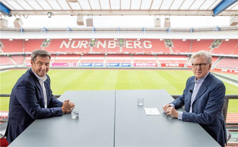 Beim Zweitligisten zum Interview: CSU-Chef Markus Söder (l.) und Theo Koll, Leiter des ZDF-Hauptstadtstudios Berlin, im Stadion des 1. FC Nürnberg
