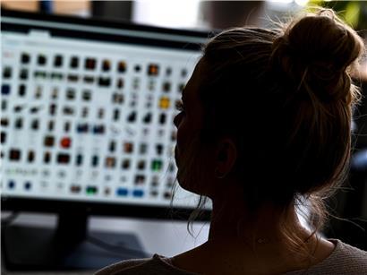 Digitaler Kinderschutz: Symbolbild zeigt unvollständigen Schutz von Kindern im Internet, Verbesserungspotenzial sichtbar