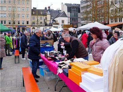 Menschenmenge beim ersten Vide-grenier der Saison in der Hauptstadt, Flohmarkt mit Ständen und Besuchern im Freien