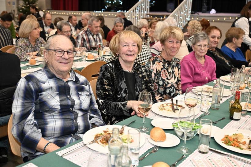 Beim gemeinsamen Essen wird gelacht und geplaudert