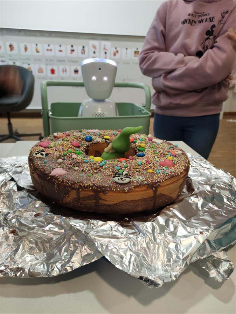 Beim gemeinsamen Kuchenessen darf der Avatar selbstverständlich nicht fehlen …
