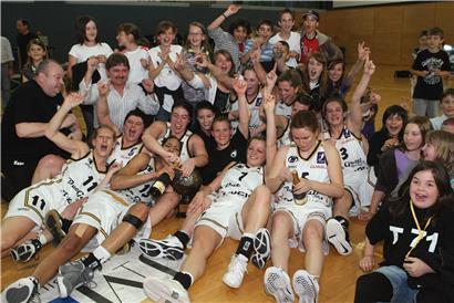 Beim letzten Titel der T71-Damen im Jahr 2009 dabei: Pascale Hut (Nr. 11) und Rachel Wagener (Nr. 7)
