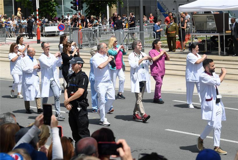 Beim nicht-militärischen Teil der Parade ging aus der Zivilbevölkerung auch das ...