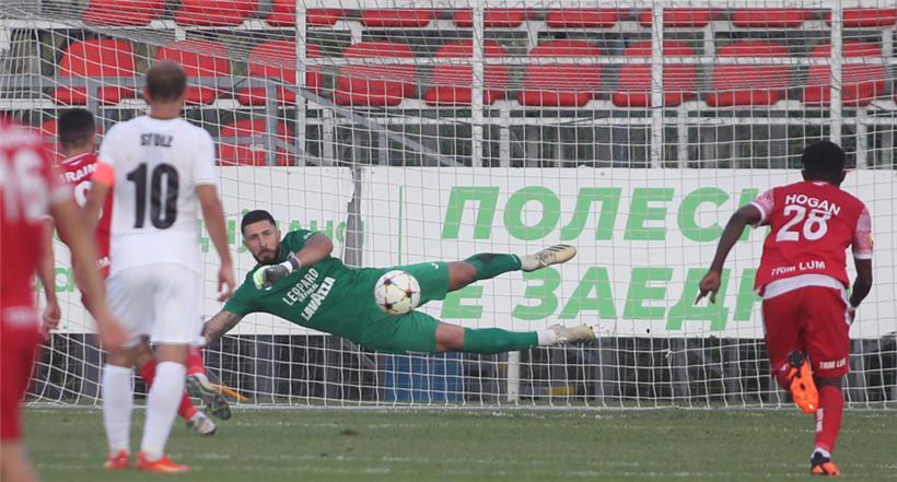 Beim zweiten Elfmeter flog der Ball nur sehr knapp an Youn Czekanowicz vorbei in die Maschen
