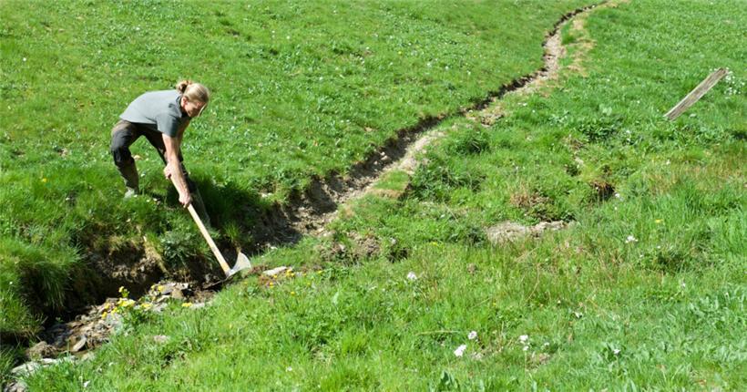 Beim „Fléizen“ wird das Wasser aus natürlichen Quellen umgeleitet, um so das Grün in der Umgebung mit wichtigen Nährstoffen zu versrogen – hier Luc Kieffer vom Obersauer Naturpark bei der Arbeit
