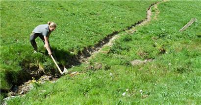 Beim „Fléizen“ wird das Wasser aus natürlichen Quellen umgeleitet, um so das Grün in der Umgebung mit wichtigen Nährstoffen zu versrogen – hier Luc Kieffer vom Obersauer Naturpark bei der Arbeit
