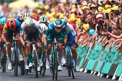 Bejubelte am Mittwoch seinen vierten Tour-Etappensieg in diesem Jahr: Jasper Philipsen im Grünen Trikot
