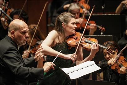 Bekam für ihre Performance in der Philharmonie Standing Ovations: die Violinistin Janine Jansen