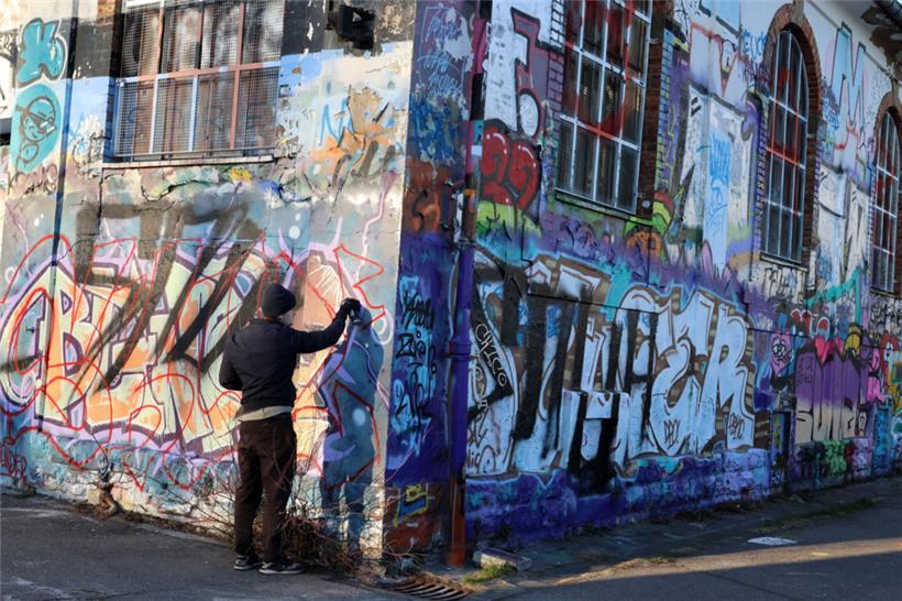 Bekannt ist das Gelände unter anderem für seine auffälligen und aufwendigen Graf...