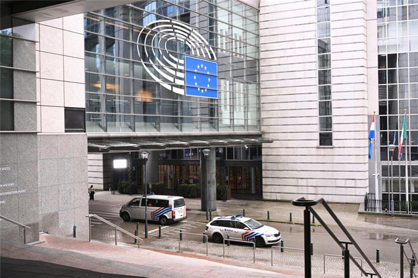 Belgien, Brüssel: Polizeiautos stehen vor dem Europäischen Parlament. (Archivbild)
