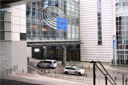 Belgien, Brüssel: Polizeiautos stehen vor dem Europäischen Parlament. (Archivbild)
