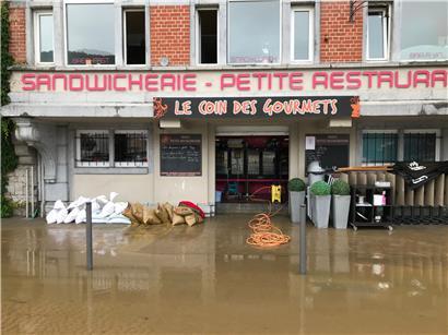Belgien, Dinant: Das Hochwasser überschwemmt eine Straße nach den starken Regenfällen der vergangenen Tage. In den Provinzen Lüttich, Luxemburg und Namur wurde der Katastrophenplan ausgerufen. Kritisch bleibt die Situation in Maaseik in der Provinz Limburg, wo das Wasser immer noch steigt. 
